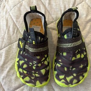 UBFEN Kids Water Shoes Aqua Shoes Black Green Velcro Size US 9 EU 26